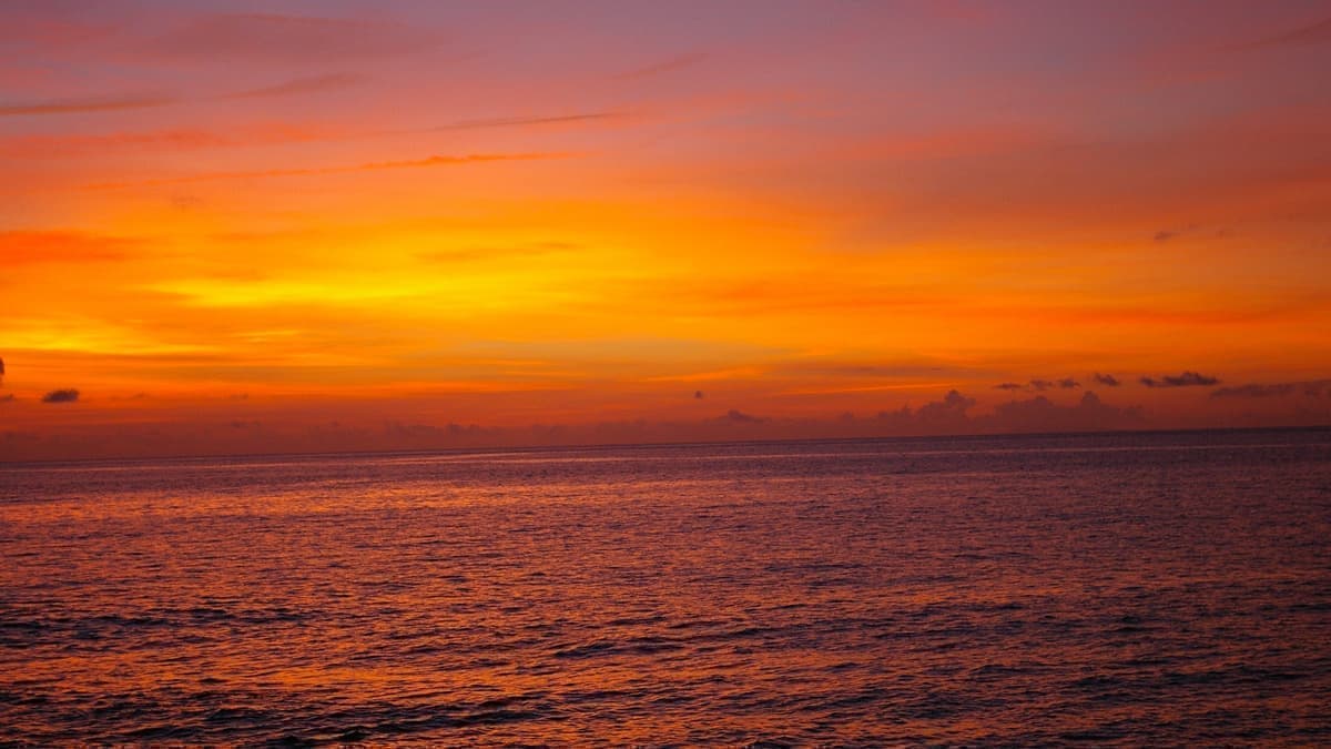 夕焼けに赤く燃える海