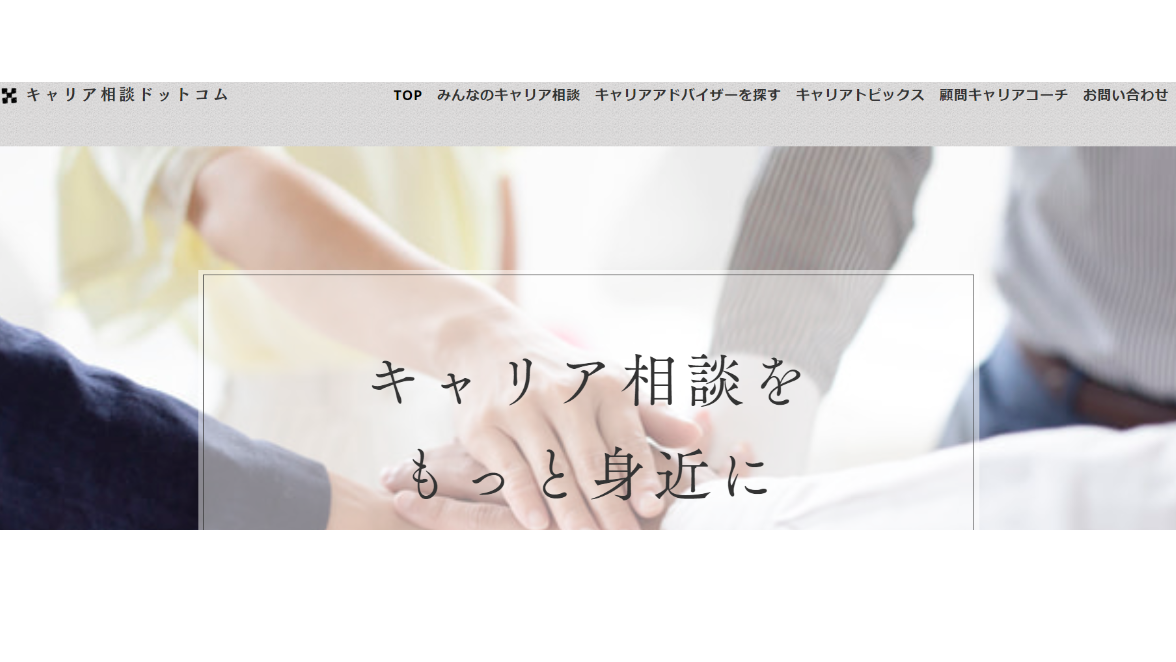 椅子が整然と並ぶ会議室